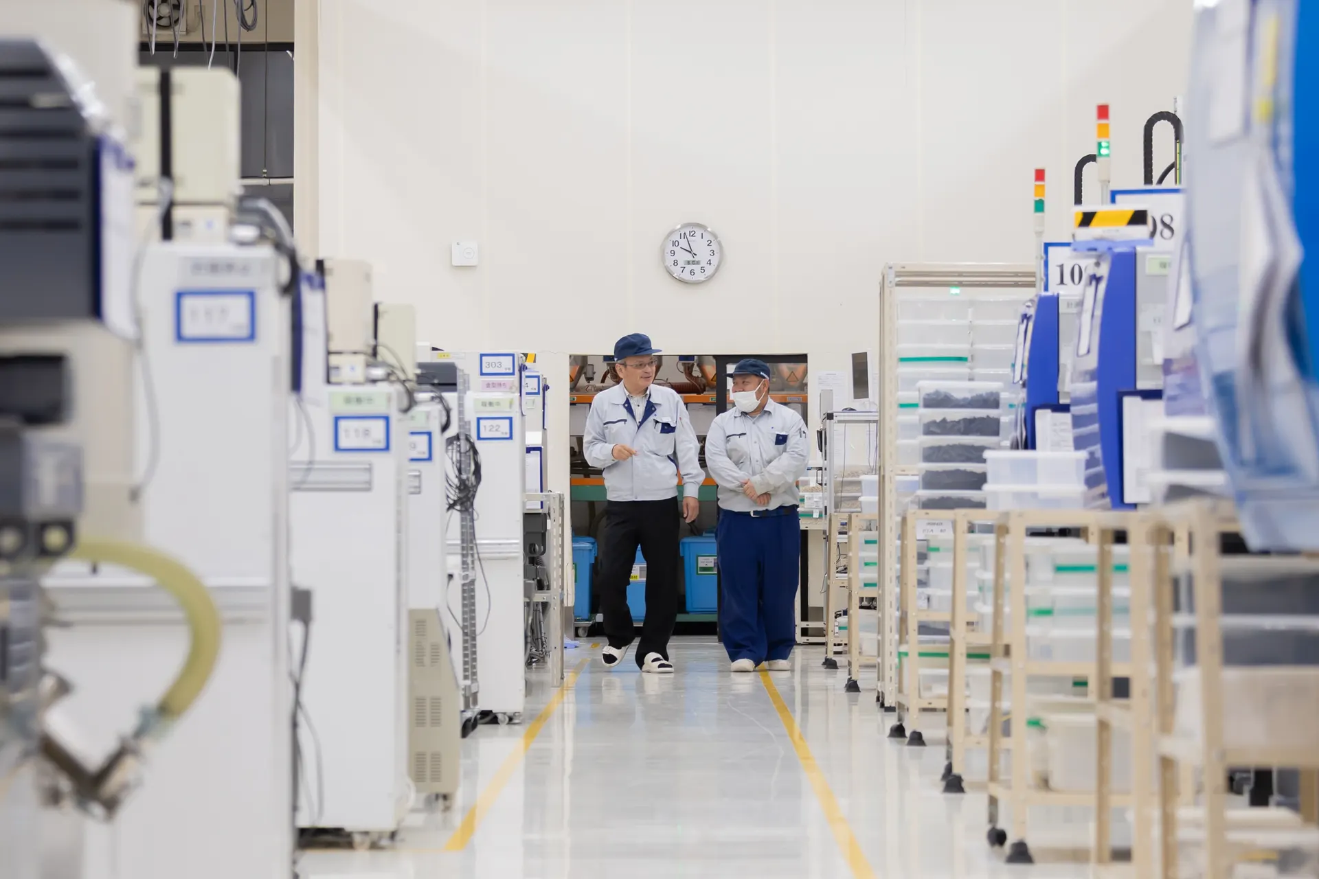 白を基調とした清潔な成形工場