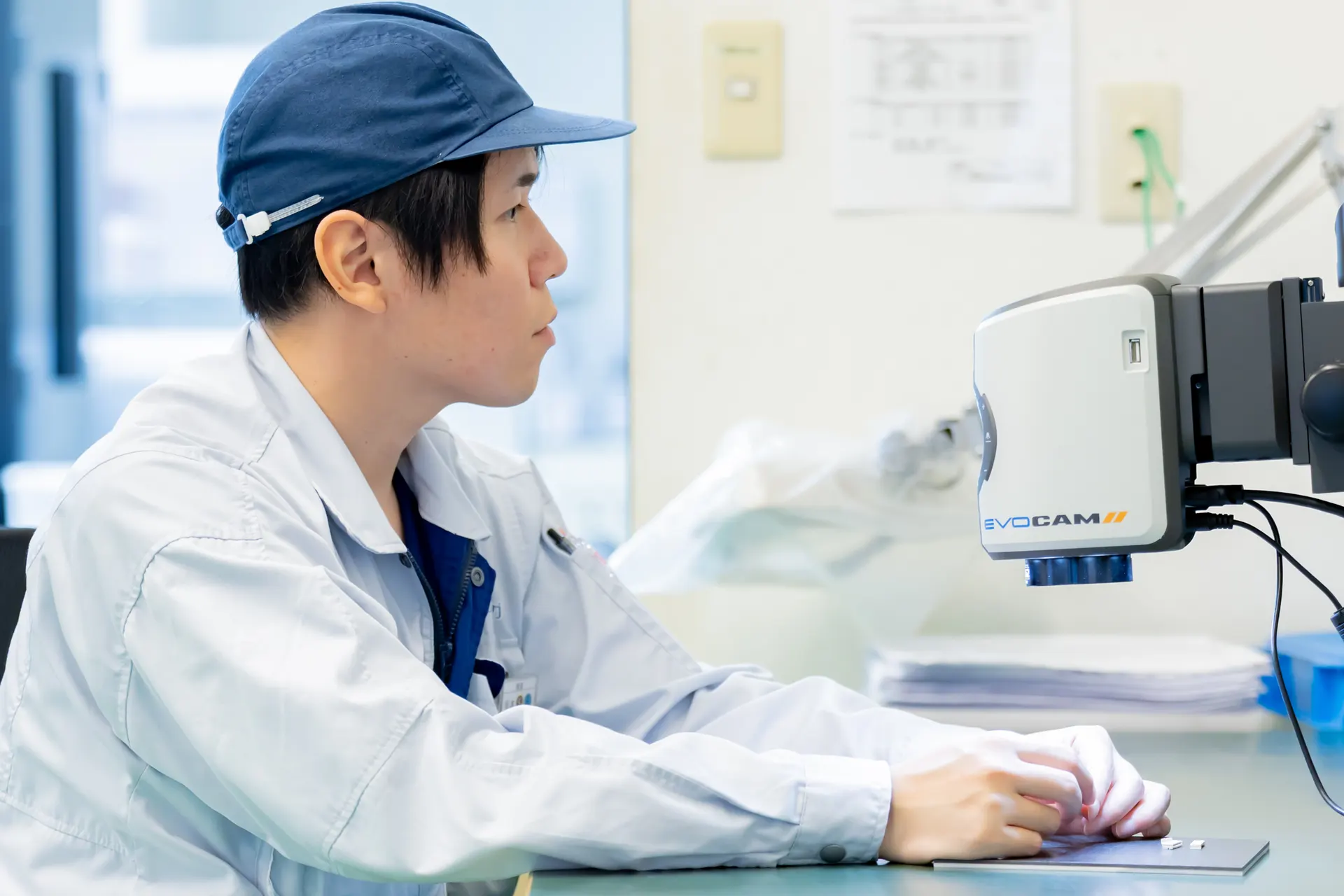 検査機器で作業に集中する社員